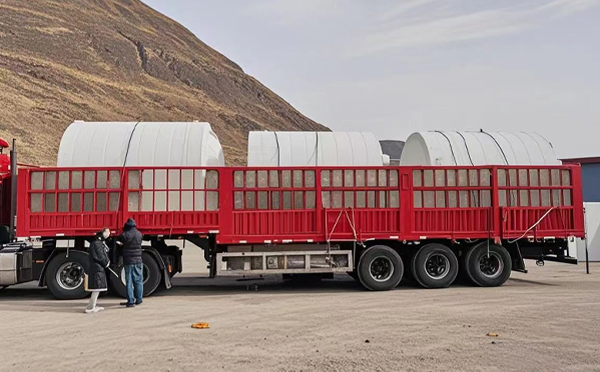 天水塑料桶装车完毕准备运输中