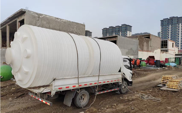 PE天水塑料大桶运输中