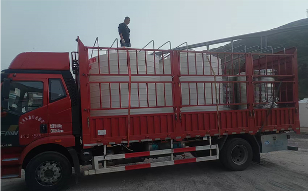 天水立式运输桶安排发货现场